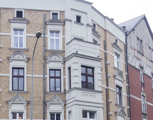Bytom. Odnowiona elewacja budynku z 1883 roku przy ul. Powstańców Warszawskich 36.