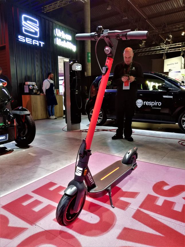 Dzięki większym bateriom, zasięg nowego e-Kickscootera wynosi 65 km