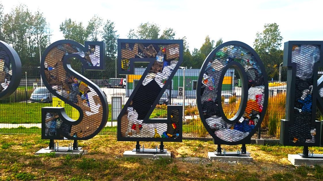 PSZOK w Ostrowcu Świętokrzyskim zyskał wyjątkową ozdobę w duchu recyklingu