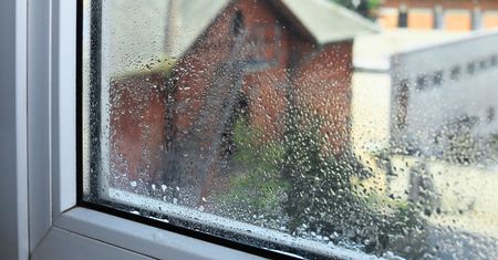 Połóż na parapecie. Rano nie zobaczysz na szybach ani kropli wilgoci