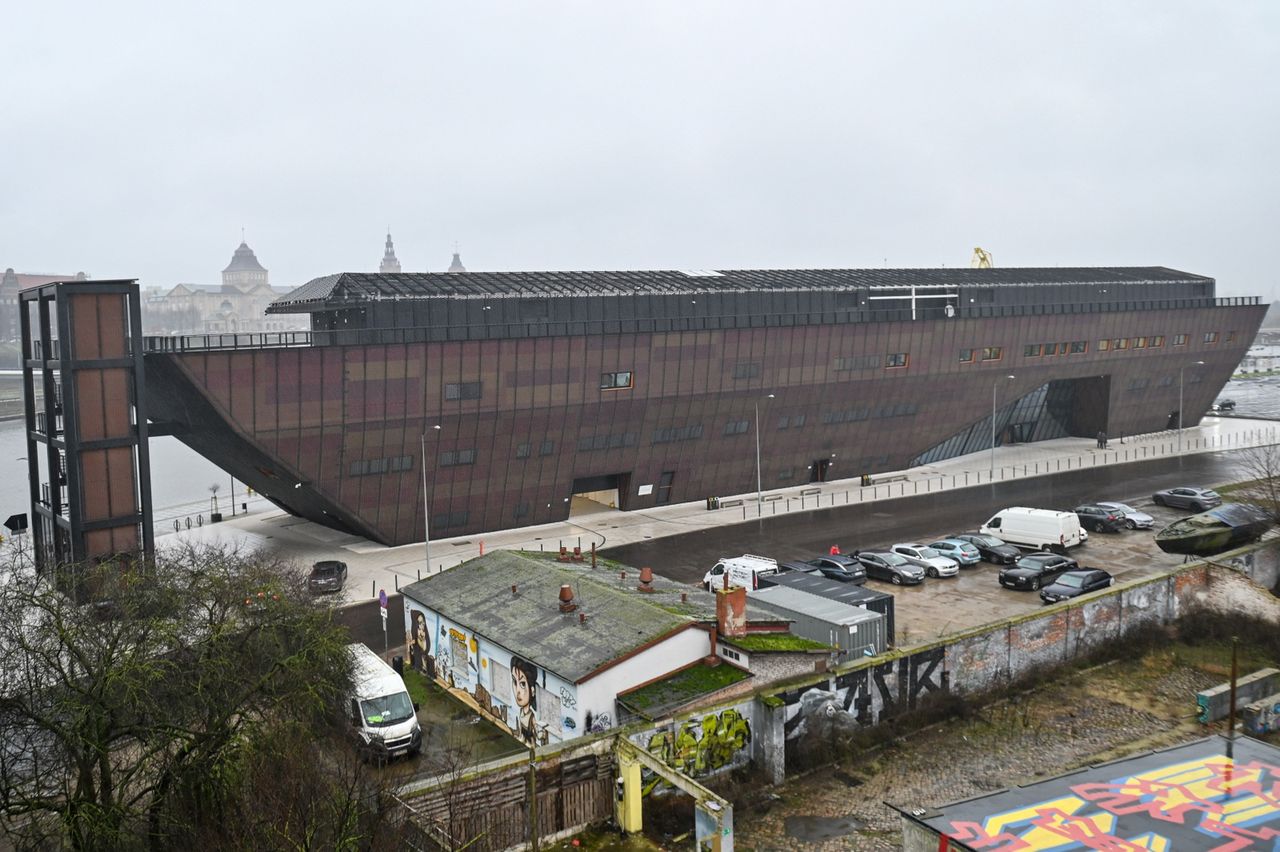 Planetarium zostało umieszczone wewnątrz przypominającego kadłub statku Morskiego Centrum Nauki w Szczecinie