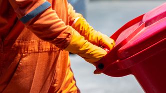 Odpady w dobie pandemii. Niebezpieczny obieg medycznych śmieci, pracownicy czekają na szczepienia