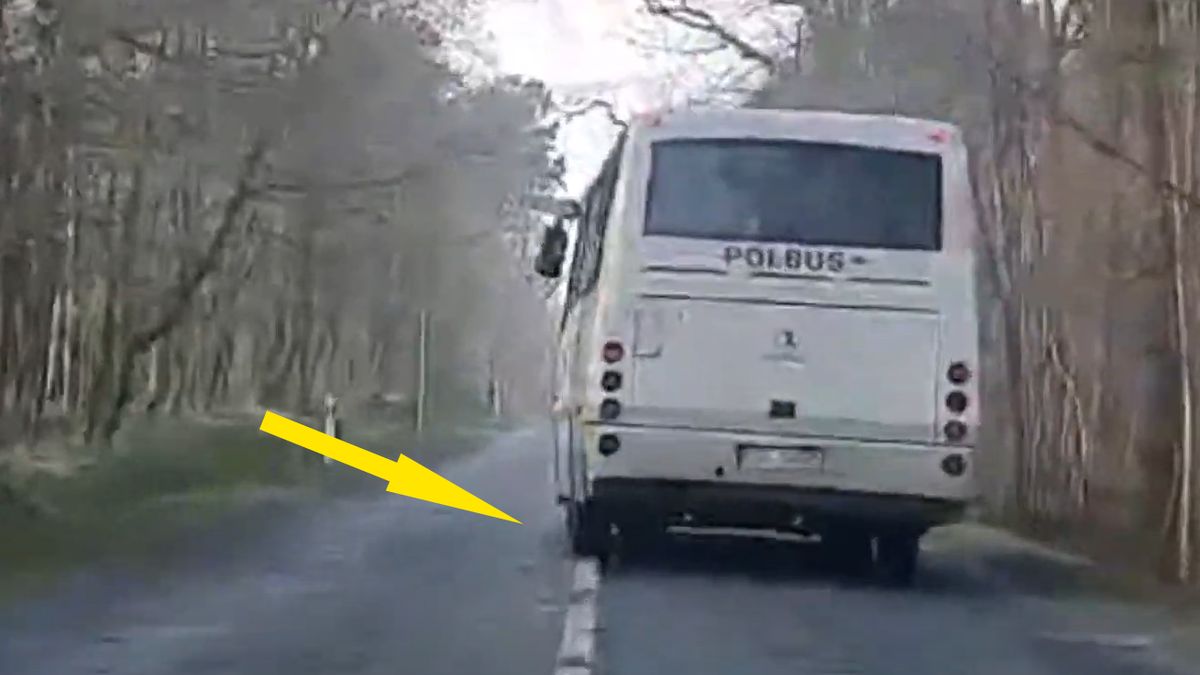 Autobus był cały przekrzywiony 