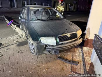 Milicz. 17-latek ściął autem betonowy słup i wjechał w budynek. Chłopak wydmuchał prawie dwa promile