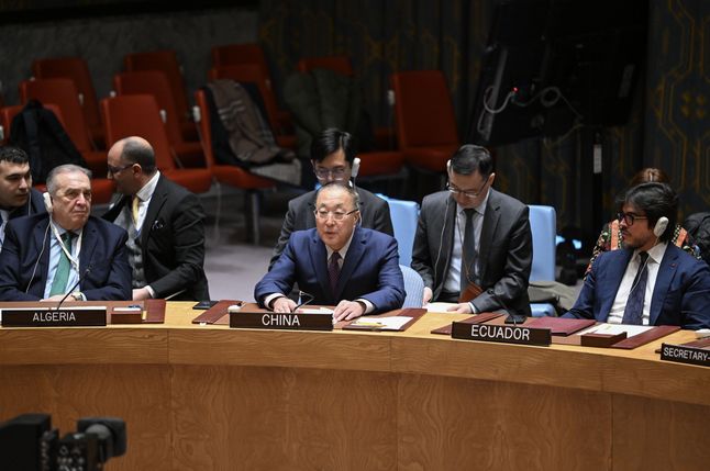 NUEVA YORK, ESTADOS UNIDOS - 31 DE ENERO: El representante chino de la ONU, Zhang Jun (centro), asiste a la reunión del Consejo de Seguridad de la ONU tras los fallos de la Corte Internacional de Justicia sobre Israel, en la sede de la ONU en Nueva York, Estados Unidos, en enero.  31 de octubre de 2024. (Foto de Fatih Aktas/Anadolu vía Getty Images)