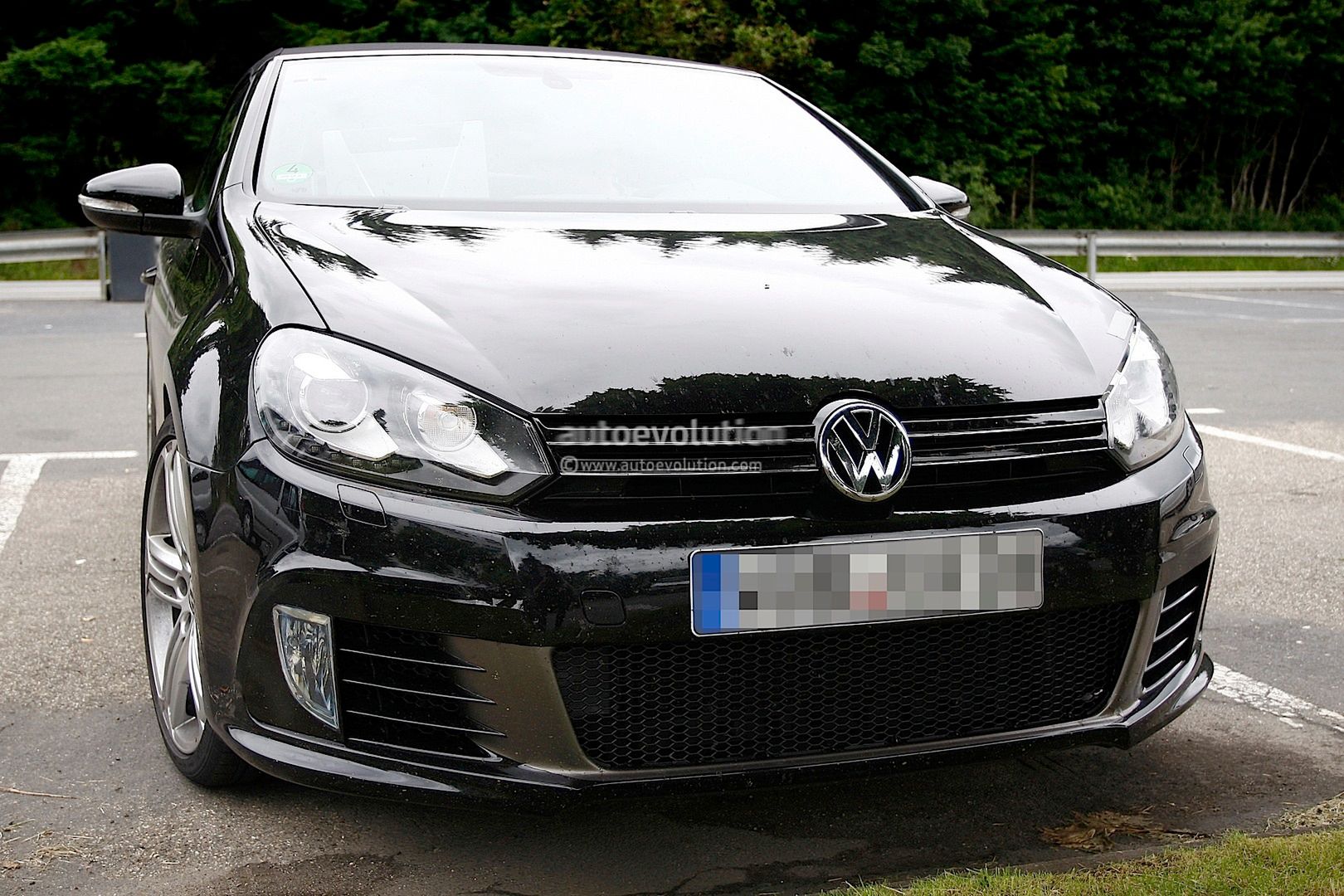 Volkswagen Golf R Cabrio (fot. autoevolution.com)