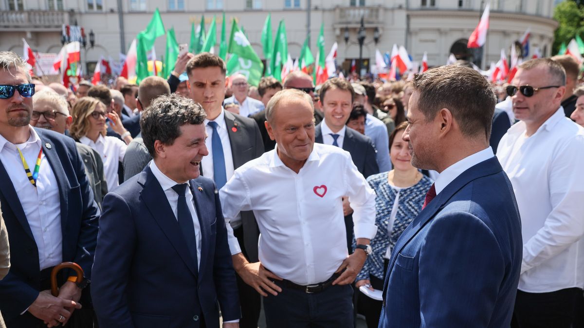 Warszawa, 25.05.2025. Wybory prezydenta RP - kampania przed II turą. Kandydat KO w wyborach prezydenckich, prezydent stolicy Rafał Trzaskowski (2P), premier Donald Tusk (C) oraz prezydent elekt Rumunii Nicusor Dan (C-L) na starcie Wielkiego Marszu Patriotów, 25 bm. w Warszawie. Uczestnicy wydarzenia przejdą z placu Bankowego ulicą Marszałkowską, następnie przez rondo Dmowskiego do placu Konstytucji. (amb) PAP/Leszek Szymański