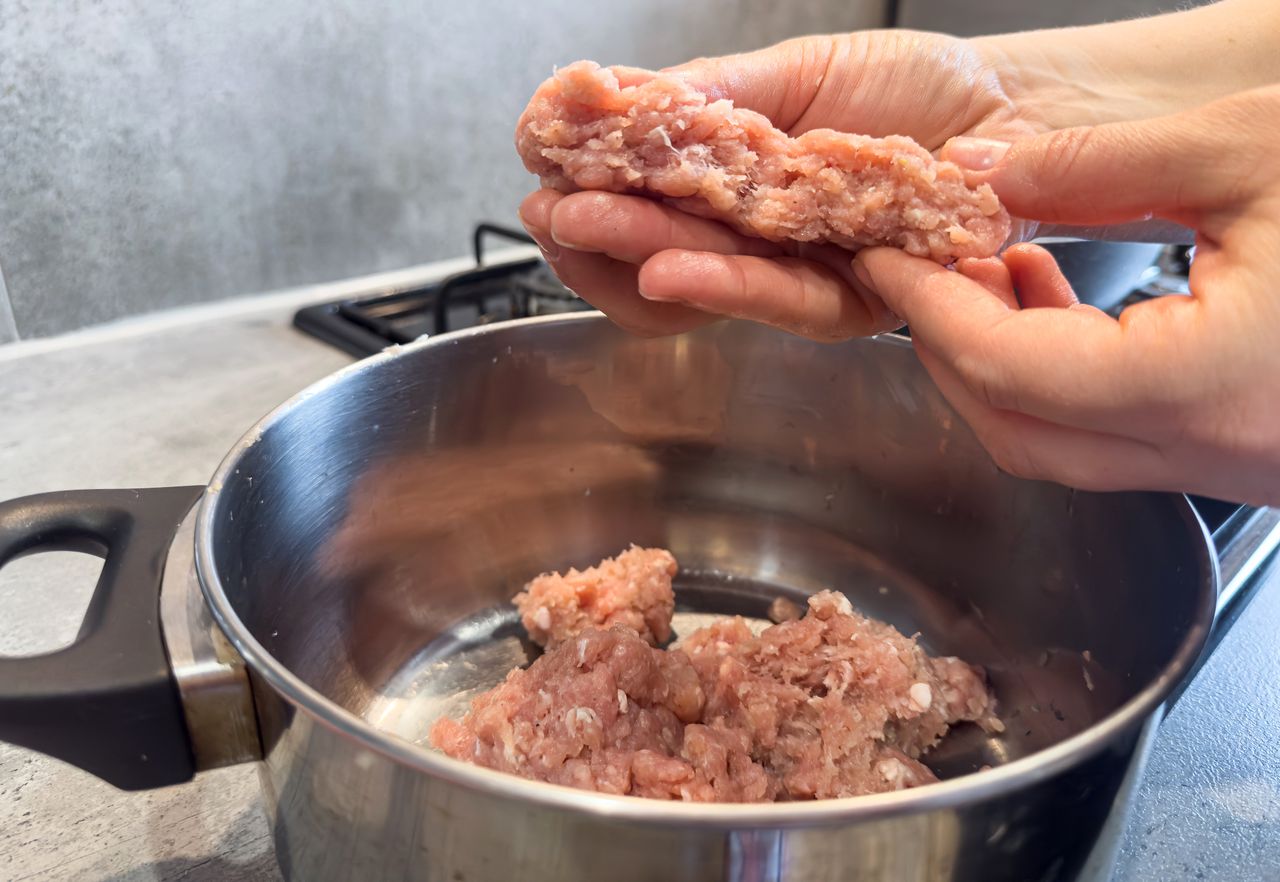 Wlej do masy na kotlety mielone. Będą soczyste i mniej tłuste