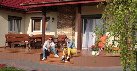 Gwiazdor disco polo sprzedaje dom na Podlasiu. "Wystarczy wstawić swoje łóżko i mieszkać"