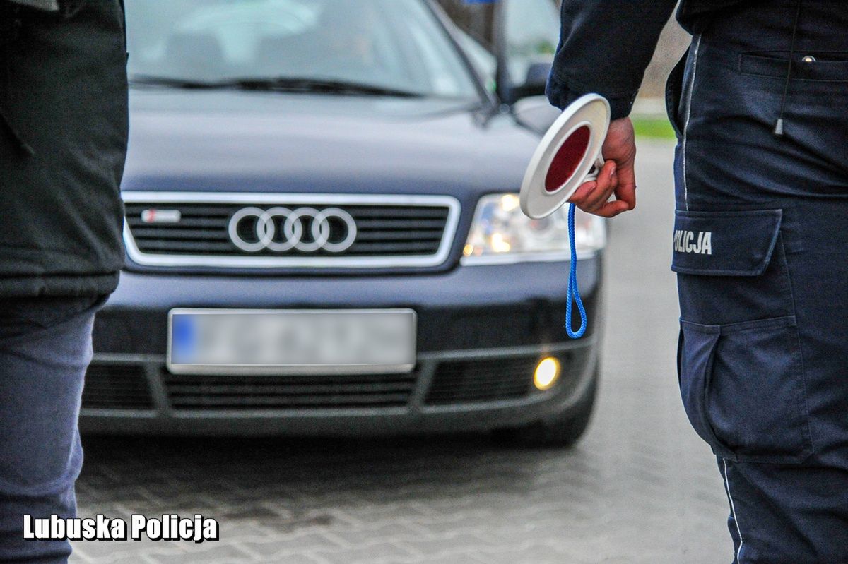 "Migał" światłami. Policja zabrała mu prawo jazdy