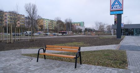 Drzewa poszły pod topór, skarpa zrównana – przed sklepem Aldi przy ul. Gospodarczej powstał skwer z ławkami i nową zielenią