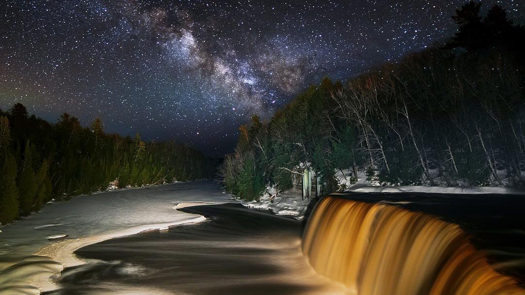 Wspaniały wodospad pod osłoną nocy na intrygującym filmie poklatkowym 1