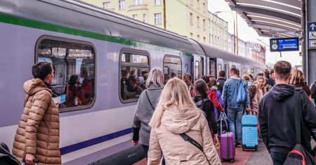 Gigantyczne pieniądze dla PKP Intercity. "Efektywność minimalna. Koszty przerzuca się na pasażera"