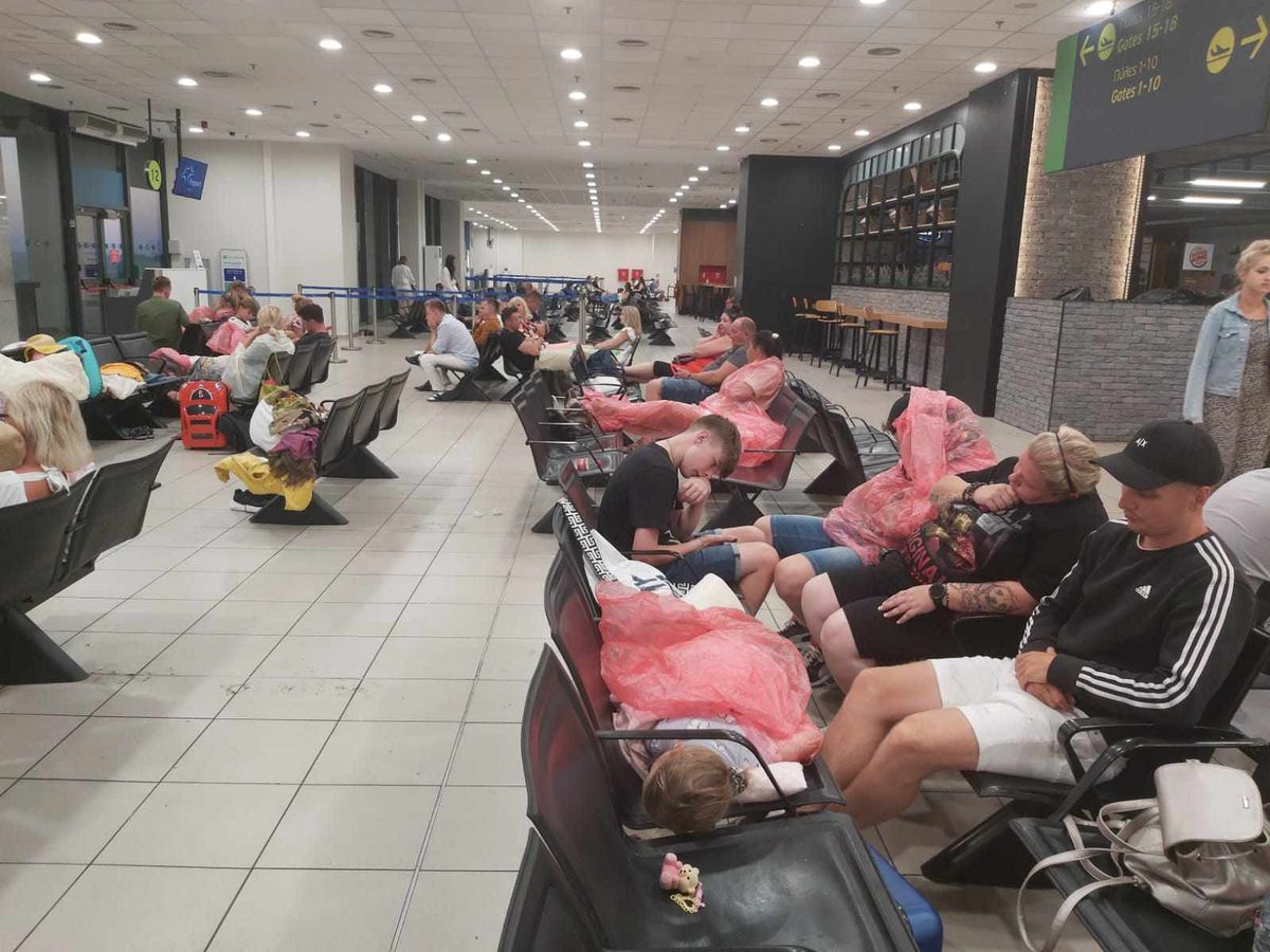 Polacy spędzili na lotnisku na Rodos 31 godzin 