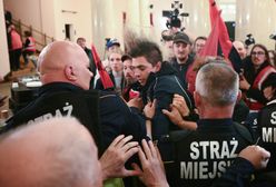 Awantura na Radzie Miasta Warszawy. Strażnicy na miejscu