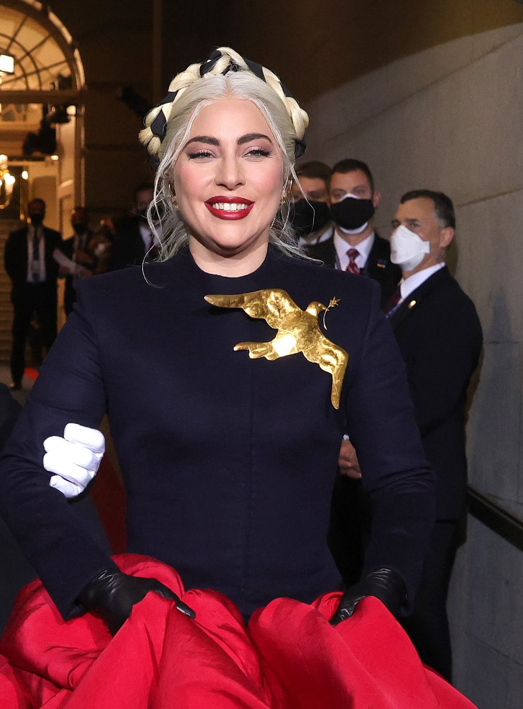 Lady Gaga w kolorach amerykańskiej flagi śpiewa hymn na zaprzysiężeniu Joe Bidena