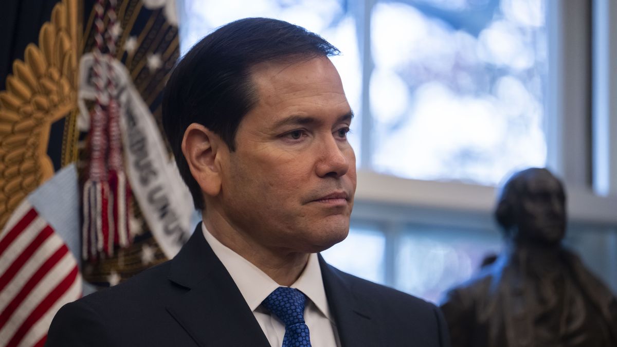US Secretary of State Marco Rubio looks on during a swearing in ceremony for Sergio Gor, the new US Ambassador to India, in the Oval Office at the White House in Washington, DC, USA, 10 November 2025. EPA/GRAIG HUDSON / POOL Dostawca: PAP/EPA.