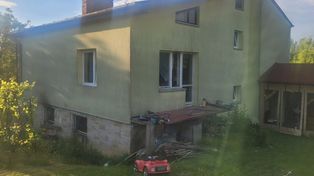 Pożar garażu w gminie Klimontów. Z ogniem walczyły trzy zastępy straży