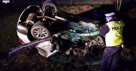 Kierowca BMW jechał za szybko. Na łuku drogi uderzył czołowo w ciężarówkę