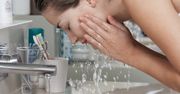 Dlaczego nie należy myć twarzy gorącą wodą?