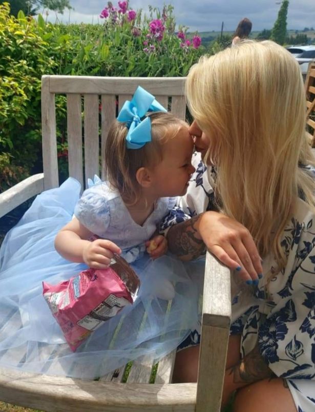 Lauren osierociła 2-letnią córeczkę