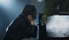 Powstała anglojęzyczna wersja spotu i portalu akcji BohaterON. Występują Musiał, Zakościelny, Więdłocha, Bujakiewicz