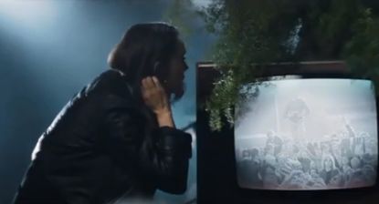 Powstała anglojęzyczna wersja spotu i portalu akcji BohaterON. Występują Musiał, Zakościelny, Więdłocha, Bujakiewicz