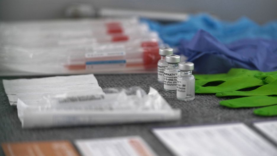 Warszawa, 20.04.2021. Koronawirus w Polsce. Wystawa pt. �Walka polskich medyków z pandemią koronawirusa�, prezentowana w Senacie, 20 bm. Ekspozycja powstała z inicjatywy przewodniczącej Komisji Zdrowia senator Beaty Małeckiej-Libery we współpracy z samorządami zawodów medycznych. Wystawa zainaugurowała obchody roku 2021 jako Roku Pracowników Ochrony Zdrowia, uchwalonego 2 grudnia 2020 r. przez Senat RP. (amb) PAP/Mateusz Marek