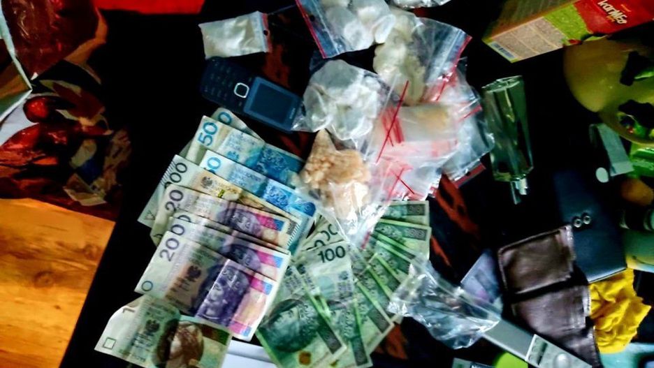 Śląskie. Policja w Gliwicach znalazła blisko 300 gramów tzw. twardych narkotyków oraz gotówkę. 