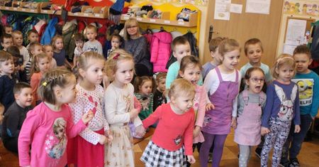 Artyści z Krakowa wystawili "Zajęczą chatkę"