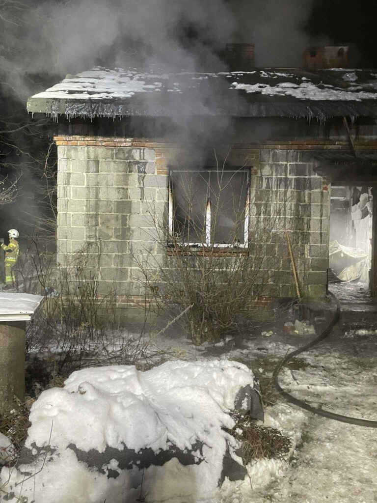 Wołomin: Pożar budynku mieszkalnego. W akcji kilka zastępów straży pożarnej