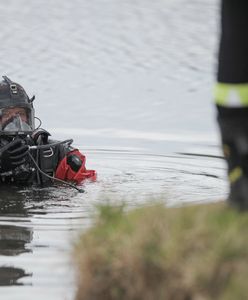 Tykocin. Samochód wpadł do Narwi. Akcja nurków wznowiona będzie w poniedziałek