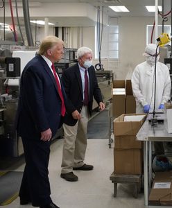 Trump odwiedził fabrykę wacików do wymazów. Było miło, a później wszystkie waciki poszły do kosza