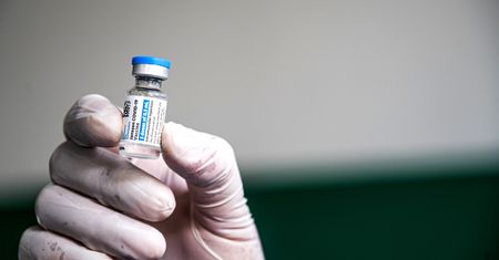 Johnson & Johnson wstrzymał produkcję swoich szczepionek przeciw COVID-19