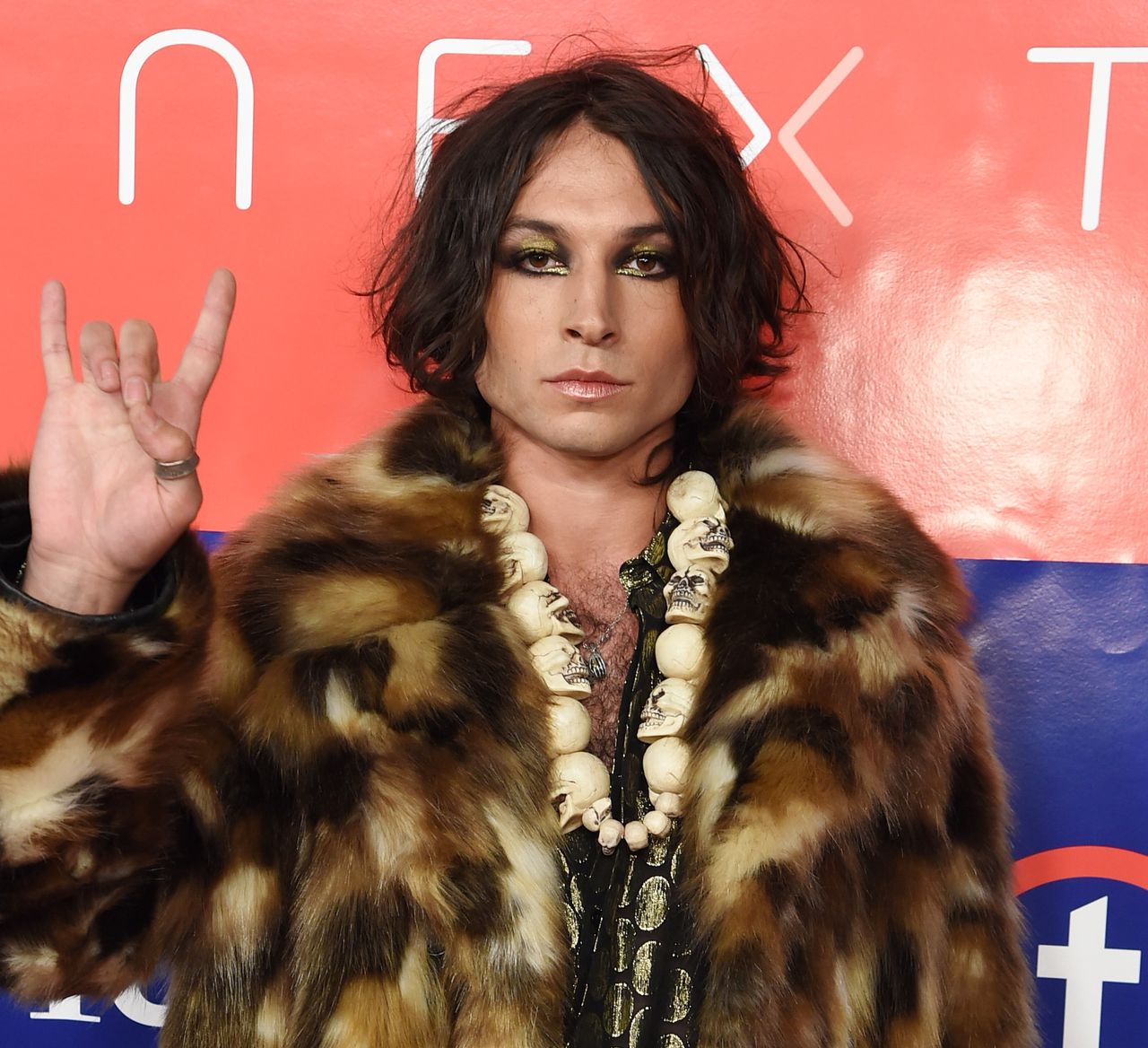 Ezra Miller od lat jest agresywny wobec kobiet. Sąd ma związane ręce