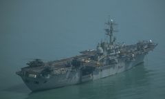 USS Tripoli u wybrzeży Singapuru. Marines płyną na Bliski Wschód