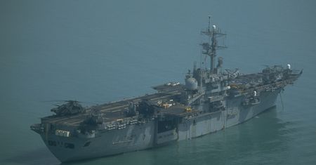 USS Tripoli u wybrzeży Singapuru. Marines płyną na Bliski Wschód