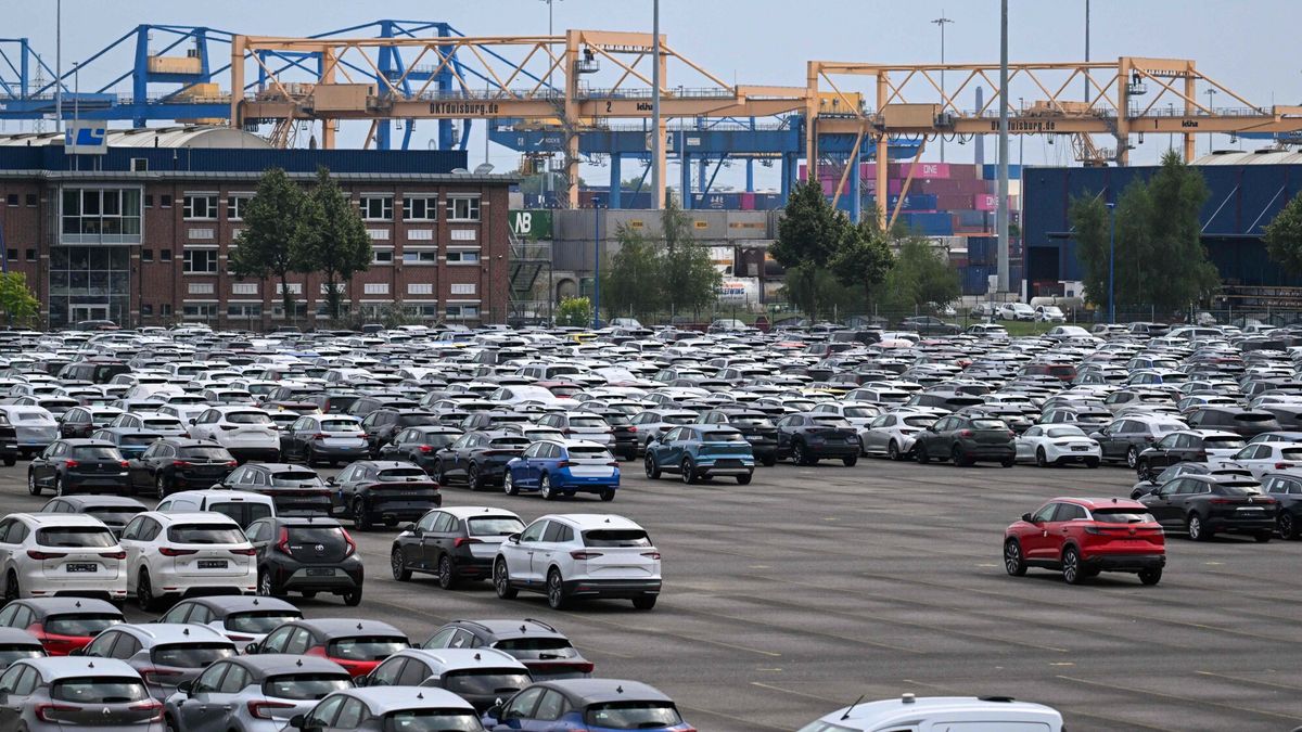 Samochody szykowane na eksport. Port w Duisburgu, 14 lipca
