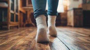 Zimno od podłogi? 7 sposobów na cieplejsze mieszkanie bez remontu