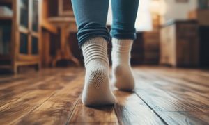 Zimno od podłogi? 7 sposobów na cieplejsze mieszkanie bez remontu