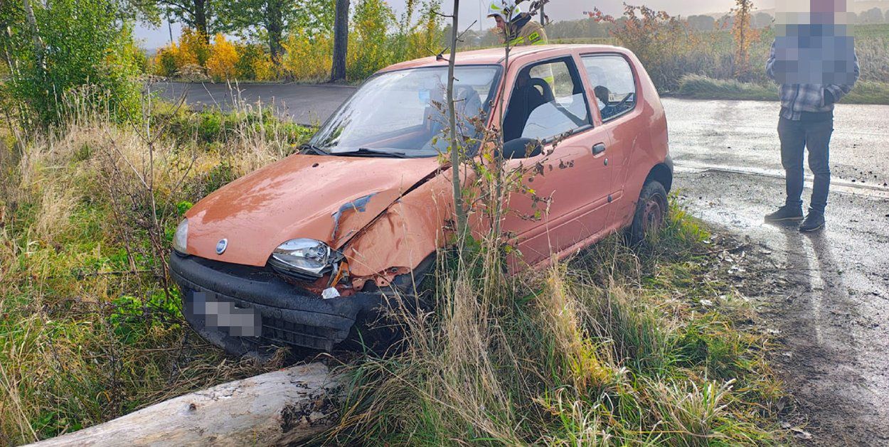 Barwice: Fiat uderzył w drzewo. Kobieta straciła panowanie nad autem