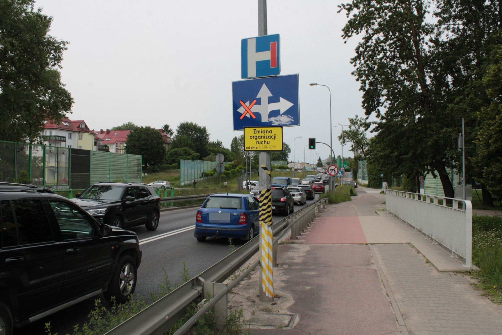 Znak zakazu skrętu w lewo na ulicy Stawisińskiego