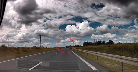 O włos od tragedii na drodze. Wyprzedzał "na trzeciego". Kierowca musiał uciekać