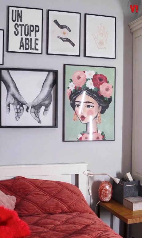 Obrazy w sypialni Darii Ładochy