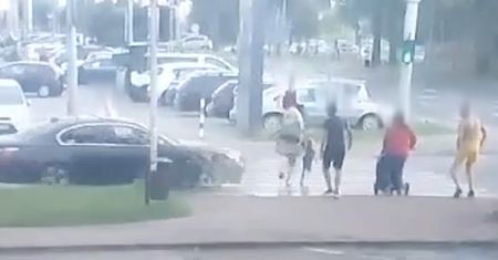 Kierowca BMW potrącił kobietę z dzieckiem na przejściu dla pieszych. Wstrząsające nagranie