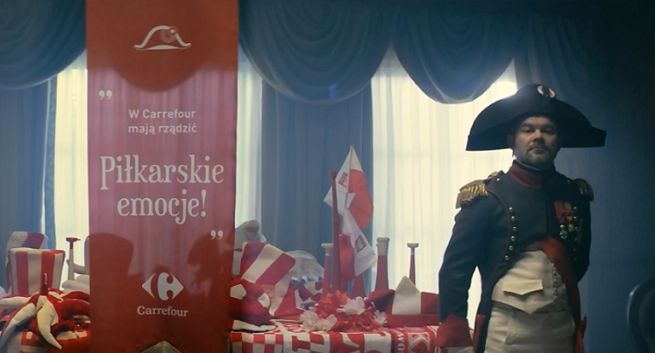 Jacek Braciak jako Napoleon reklamuje „piłkarską loterię” w Carrefourze (wideo)