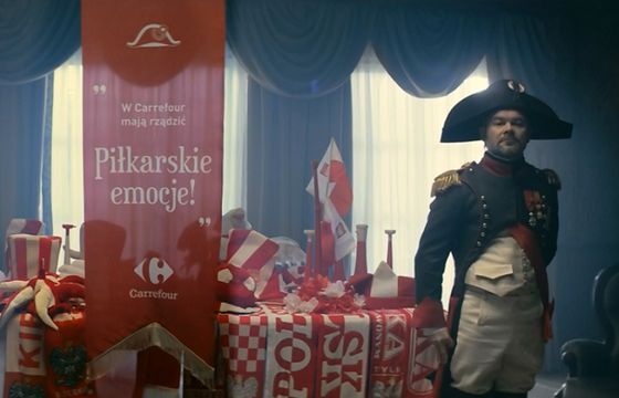 Jacek Braciak jako Napoleon reklamuje „piłkarską loterię” w Carrefourze (wideo)