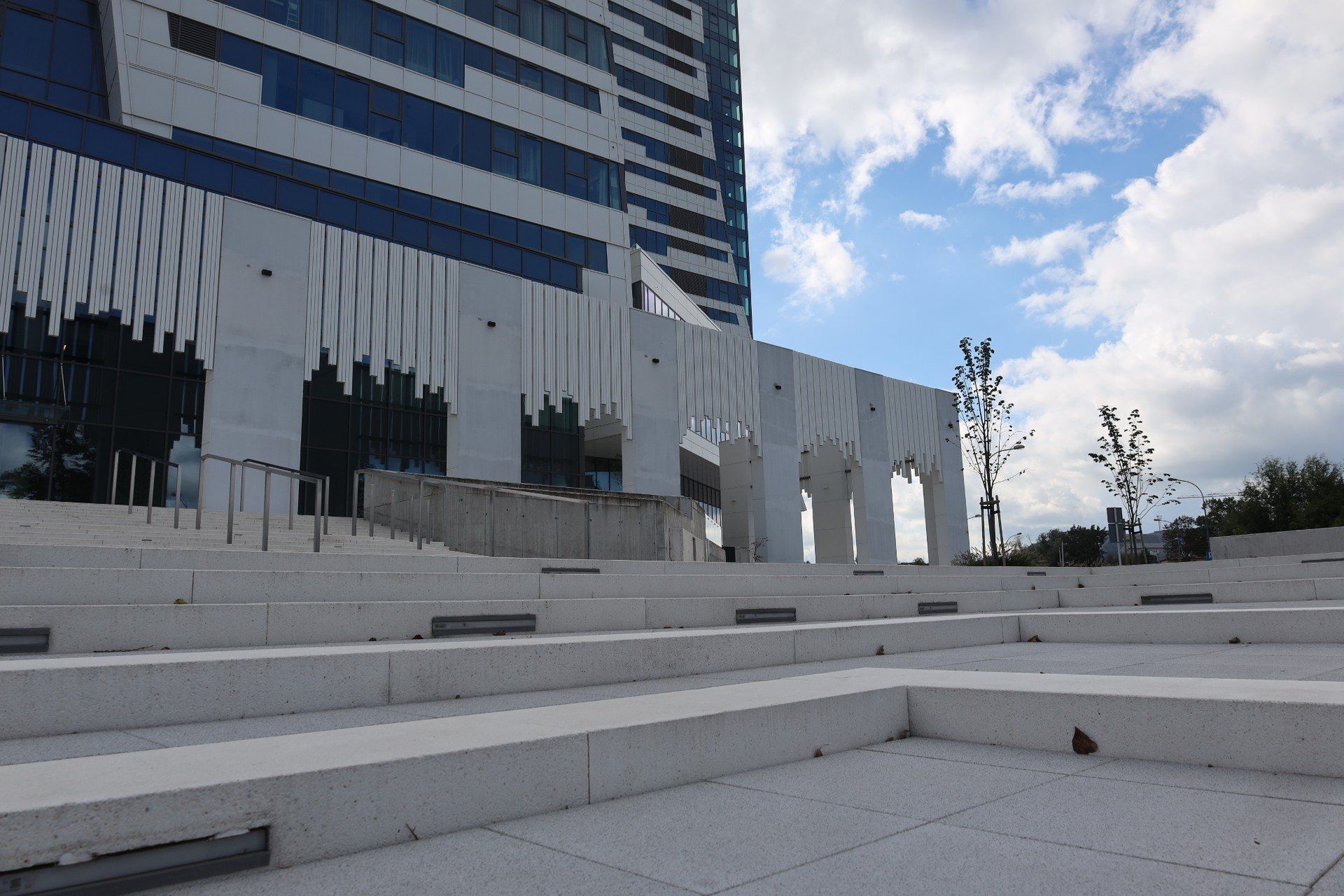 Wieżowiec Olszynki Park w Rzeszowie. Szklana fasada.