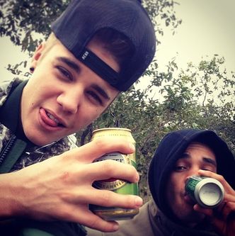 Justin Bieber pije piwo... (FOTO)
