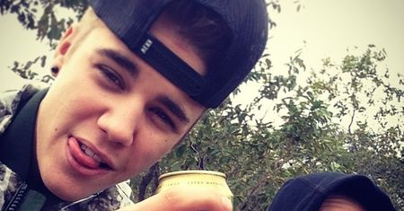 Justin Bieber pije piwo... (FOTO)